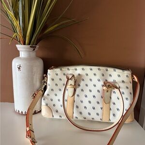 Dooney & Bourke White Signature Satchel with Wallet – Vintage Charm! 🤍✨
